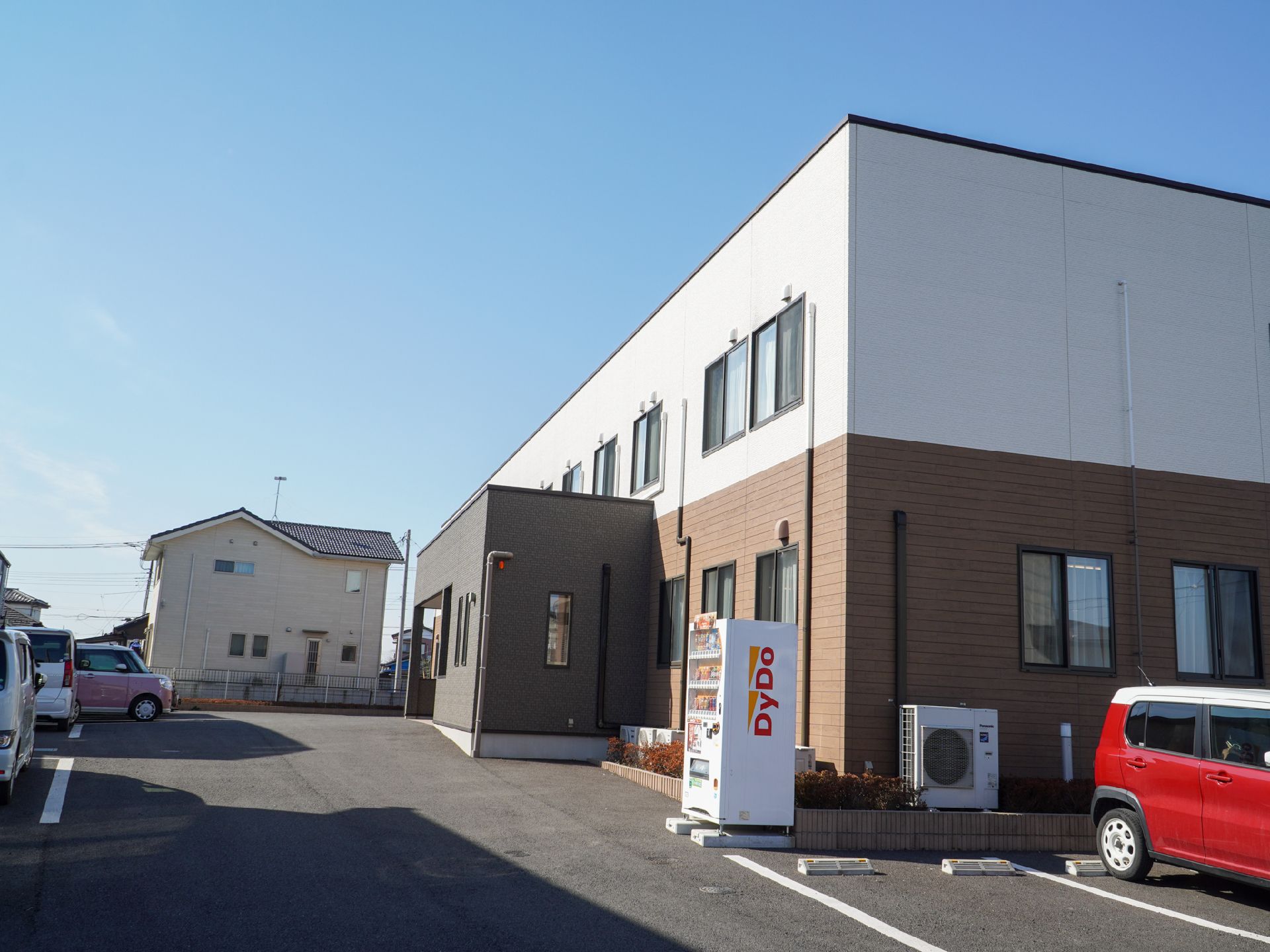 駐車場から撮影した介護施設の外観