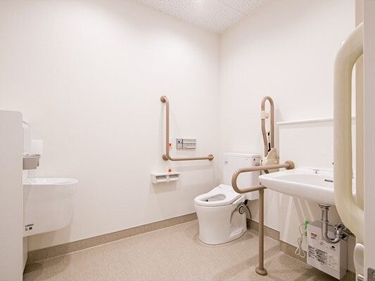 便器の周りにまんべんなく手すりが取り付けてあるトイレの様子