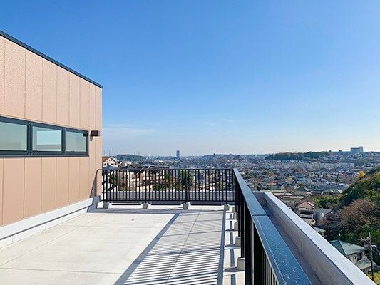 青空が広がる施設からの眺望。町田市周辺を眺めている様子