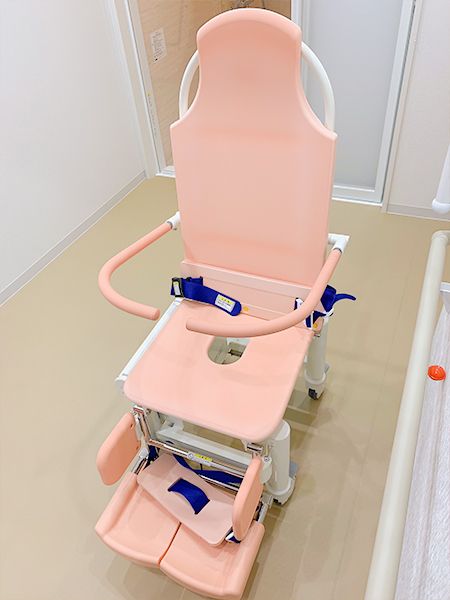 座った姿勢を保てる機会浴槽の一部分。椅子型の浴槽機器の一部