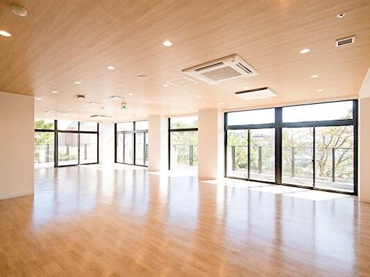 家具類を置く前の施設内のホール。広めのホール内は二面採光になっている様子
