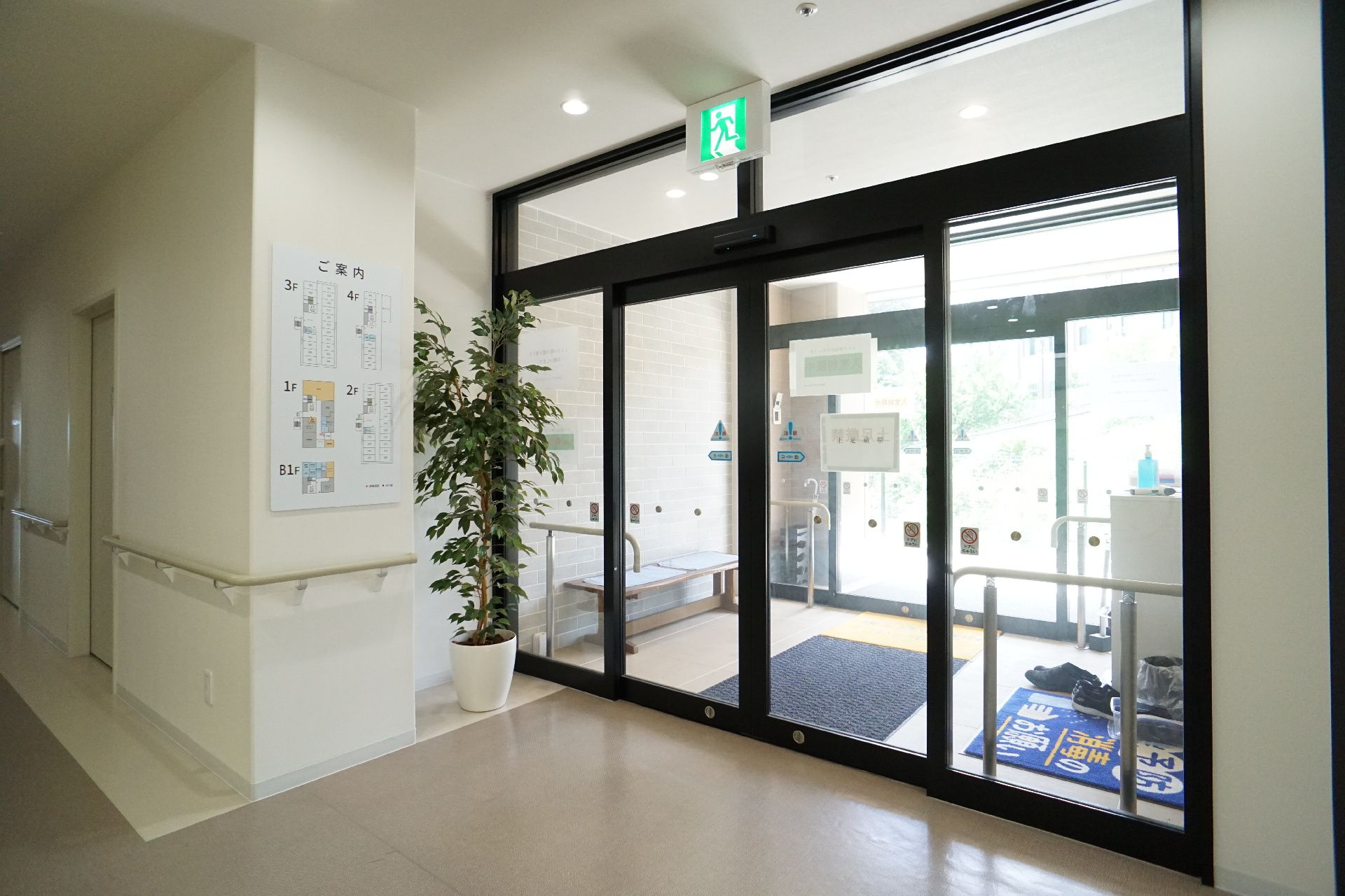 建物の内部から見た自動ドア