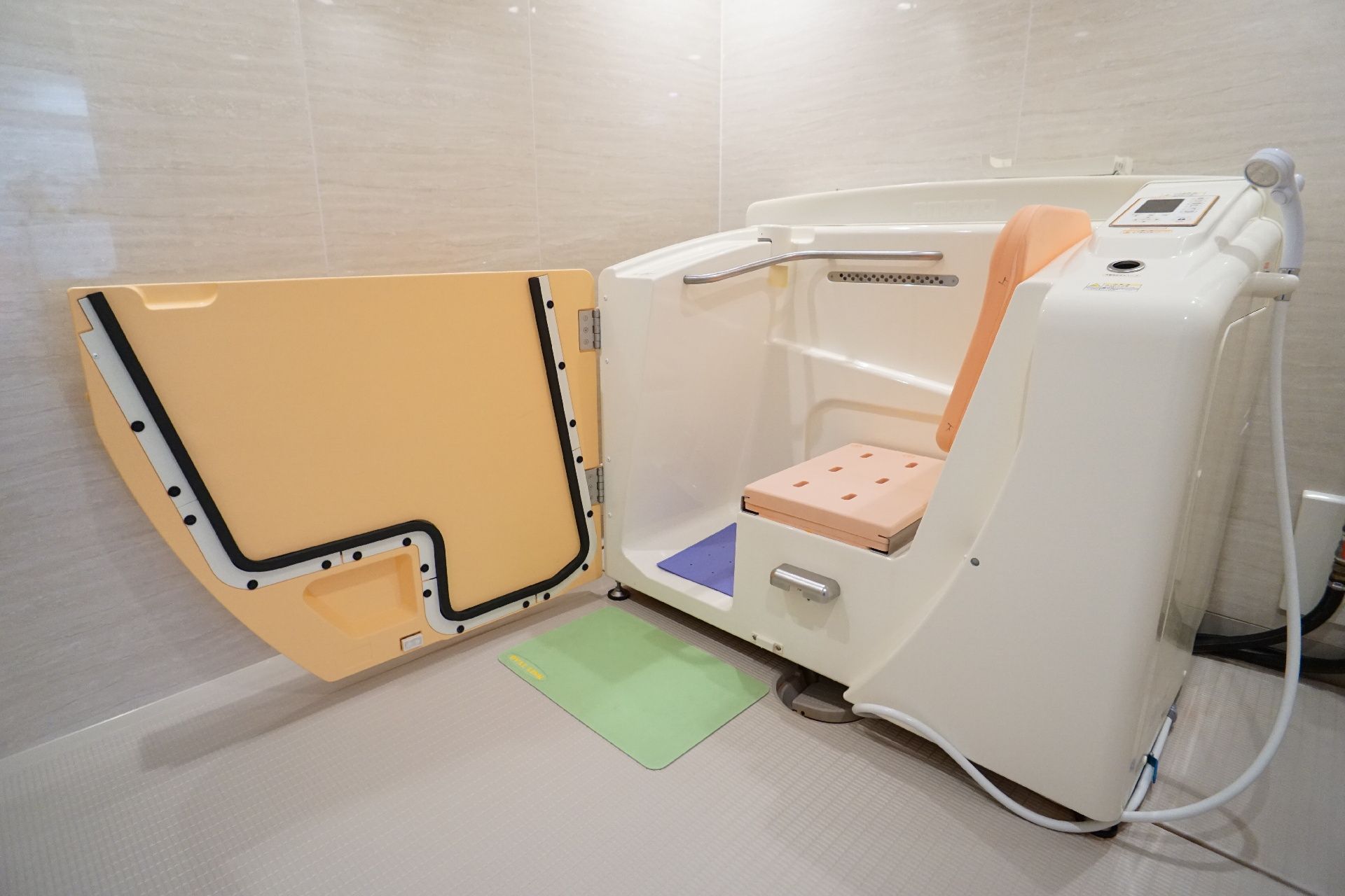 白い部屋に置かれた黄色い扉の機械浴用の機械