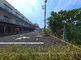 広々とした駐車場の風景