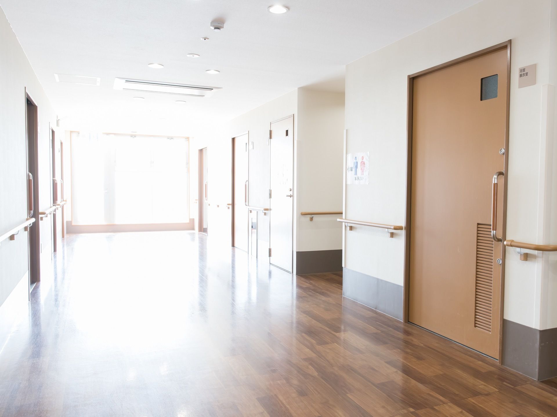 見通しの良い広々とした廊下である。壁に沿って手すりが設置されており、途なかにはトイレが設けられている。