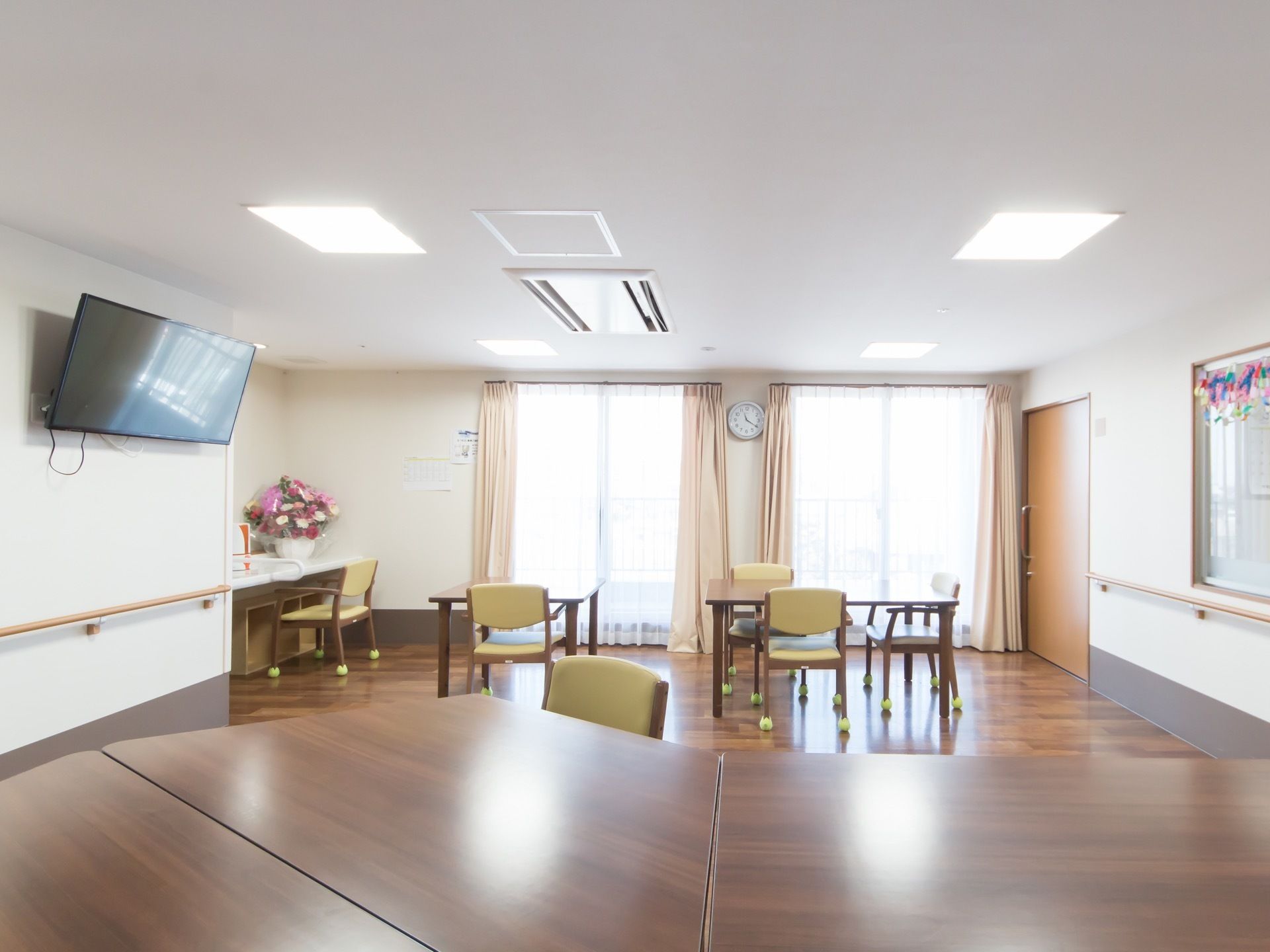 照明や空調設備が整っている食堂で、窓際の壁には時計が掛けられている。洗面台の前には、椅子が用意されている。