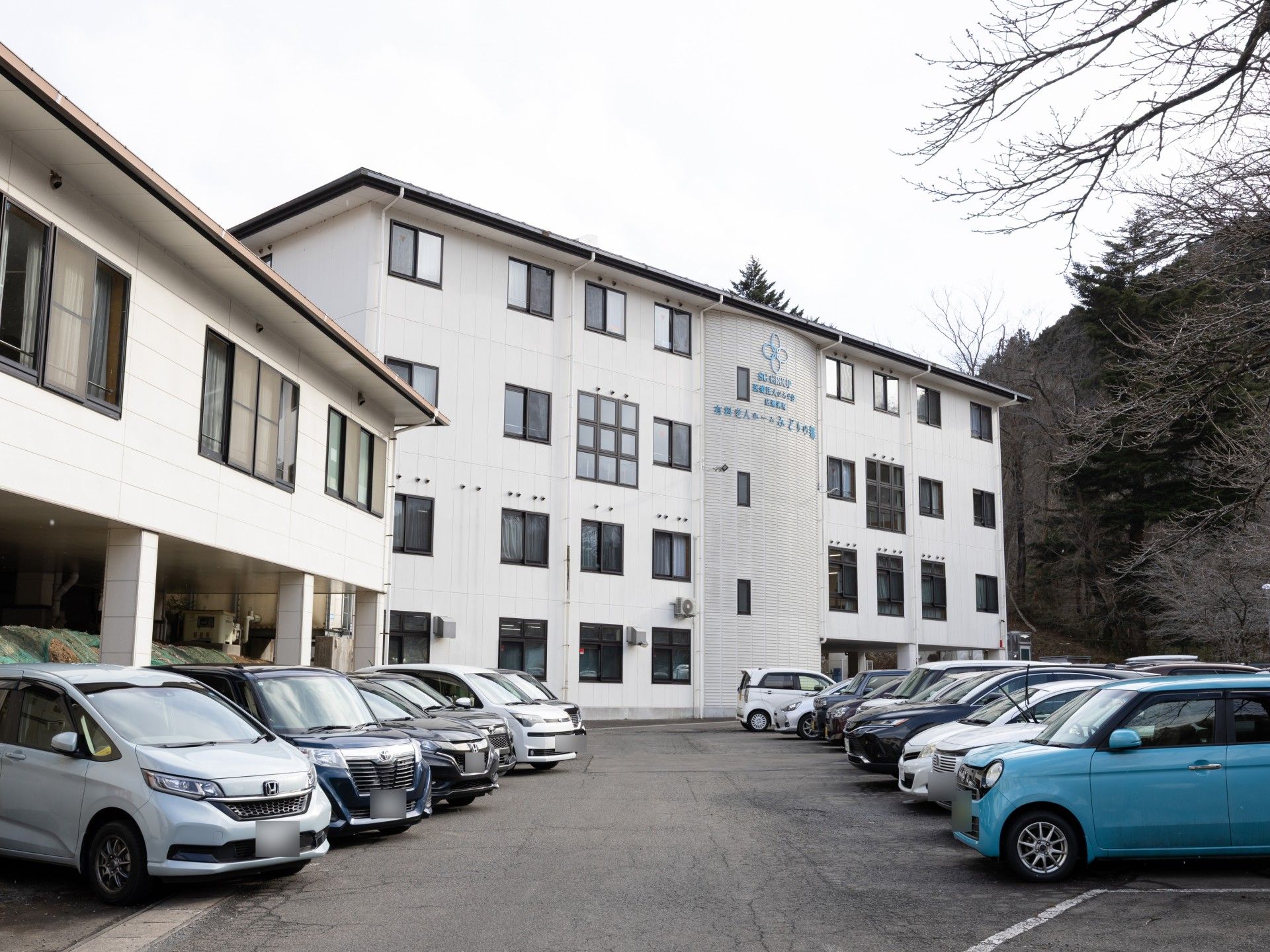 駐車場のある建物外観