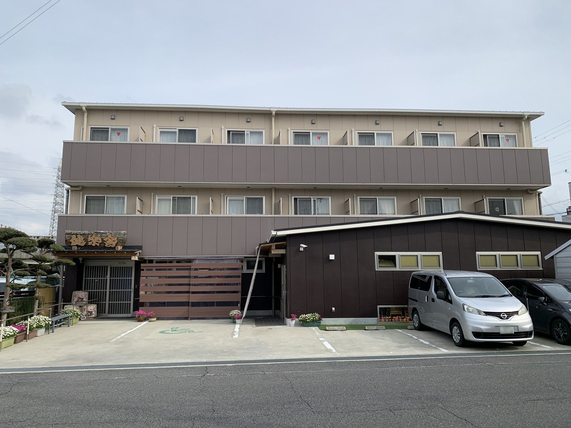 ゆったりとした外観の建物