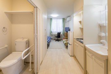 お部屋にはトイレ、洗面台、ミニキッチン、ベッドが設置