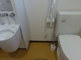 バリアフリーのトイレ設備が整った空間