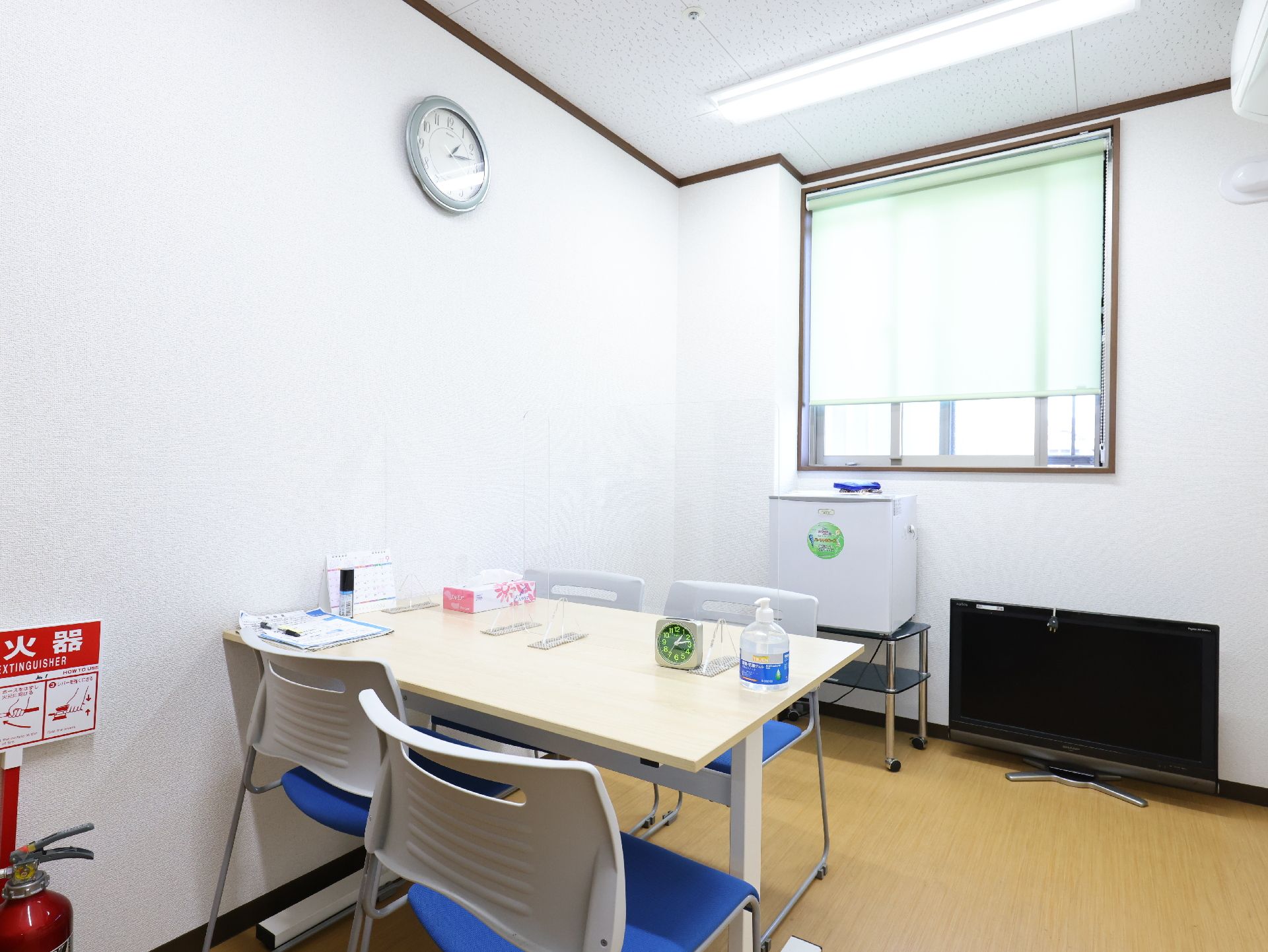 テーブルと椅子が設置された談話スペース