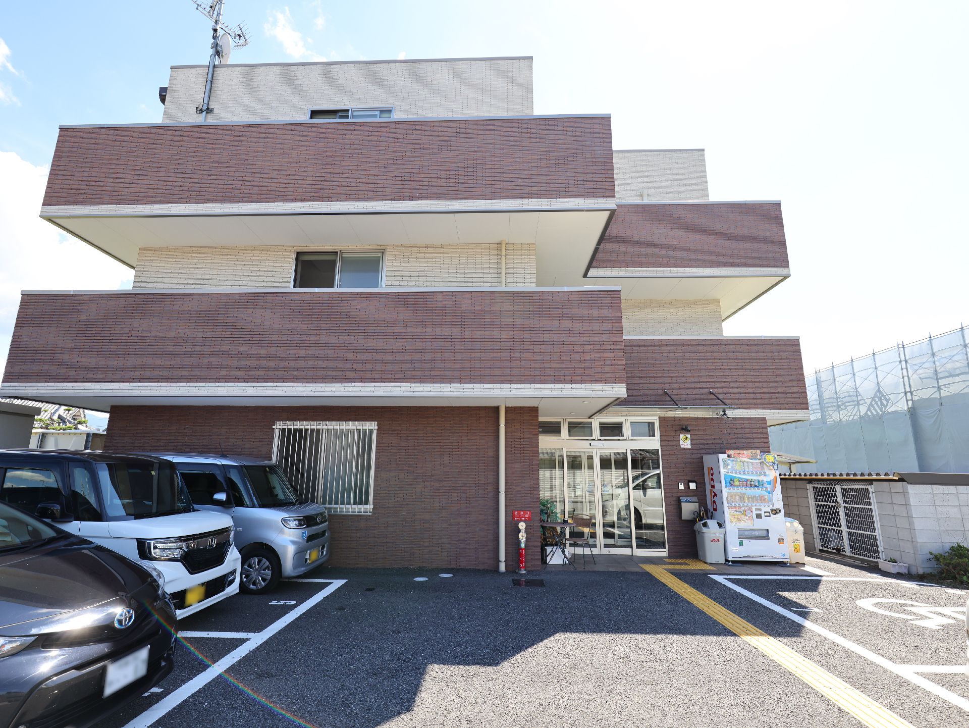 サービス付き高齢者向け住宅の建物と駐車場