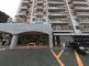 広々とした駐車場の風景