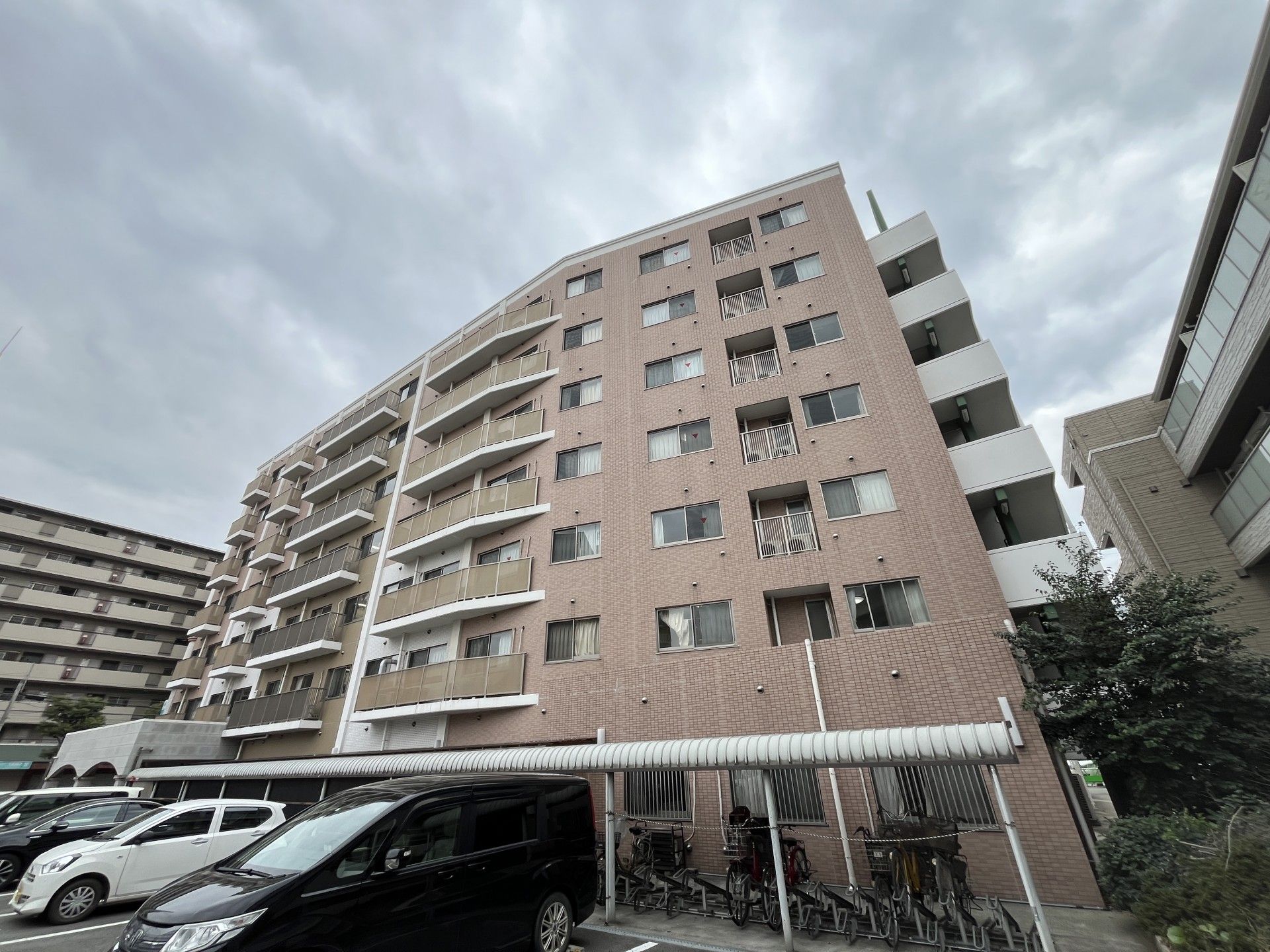 多階層の建物外観