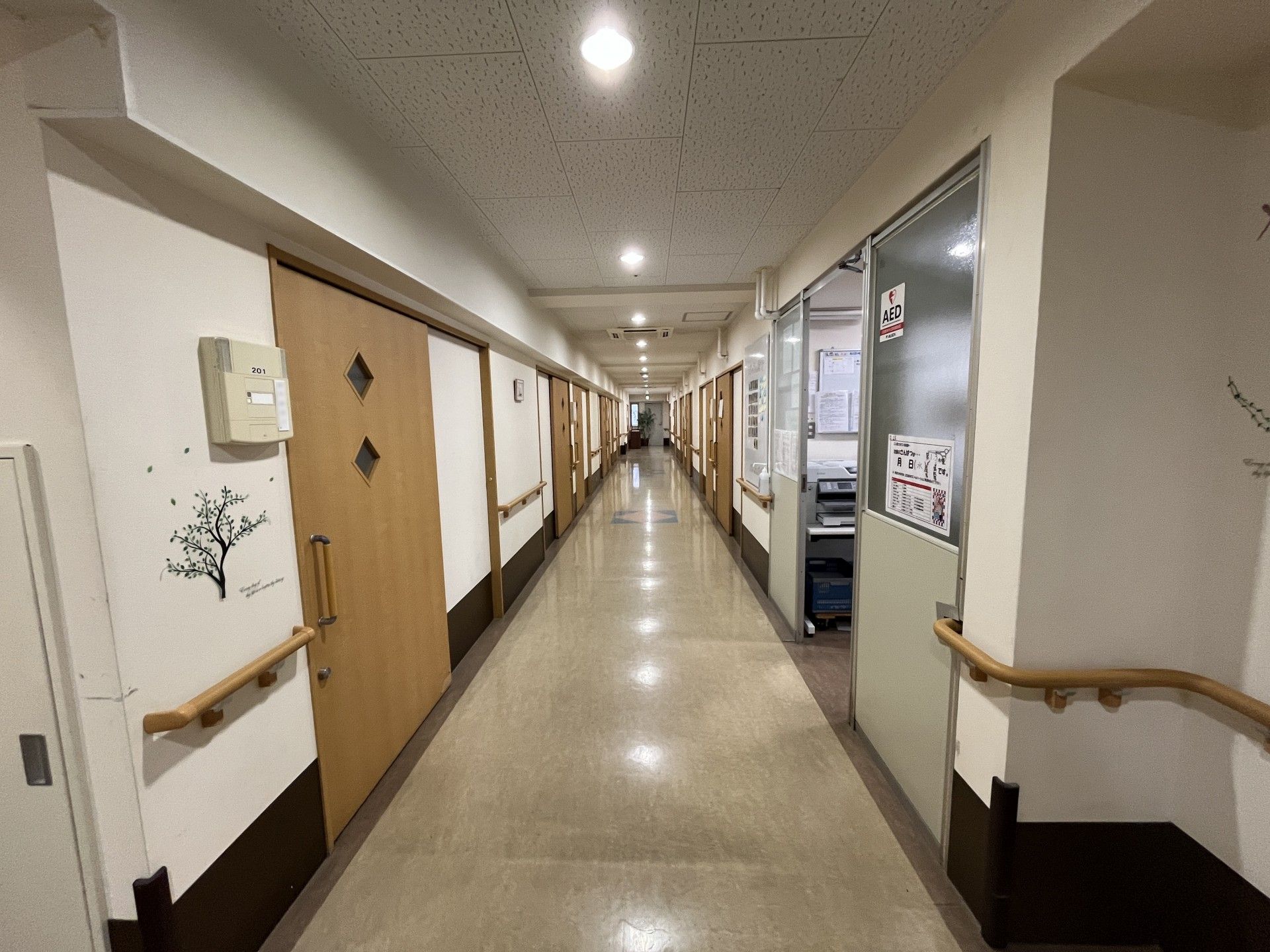 廊下の手すりと部屋