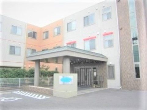 ラ・ナシカ ちのの外観。オレンジ・白・茶色をあしらったおしゃれな外壁の施設外観。大きなエントランスルーフがございます。
