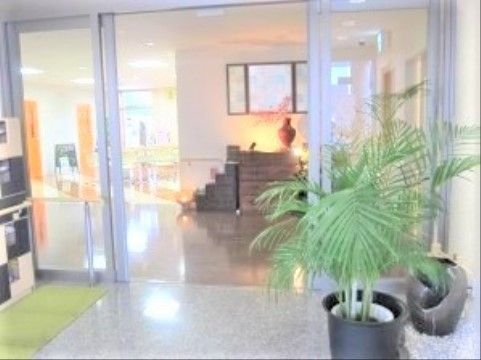 ラ・ナシカ ちののエントランス。オートロックセキュリティシステムを採用しております。車椅子でのご利用が安心して行えます。