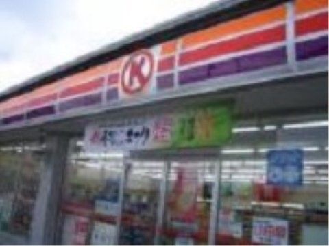ラ・ナシカ ちのの周辺環境。コンビニも近くにございます。日々をより便利に・快適にお過ごしいただけます。