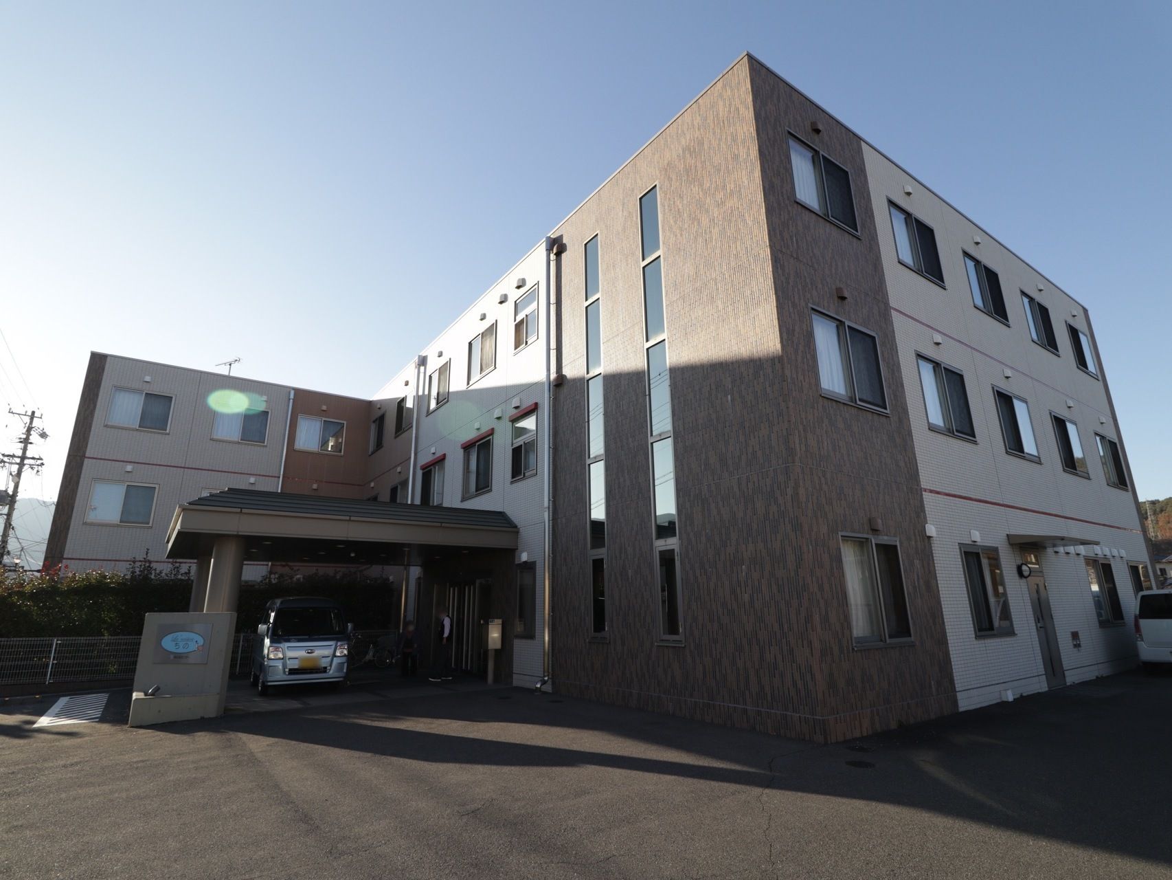 ３階建ての施設である。エントランスに屋根が設置されており、扉の前に車を横つけすることができる。駐車場が建物前に設けられている。