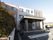 ２階建ての建物前に広い駐車場を設けた施設である。エントランスに大きな屋根がついており、地面に誘導ブロックが設置されている。