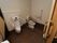共用トイレには、手すりや背面付きアームレスト、呼び出しボタンが完備されている。温水洗浄便座も設置されている。