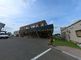 ゆったりとした敷地の施設外観