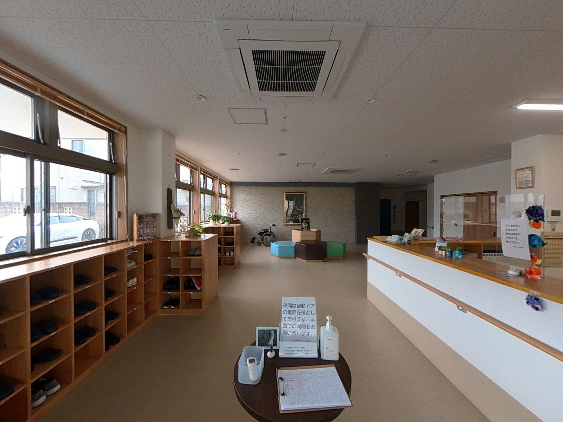 明るく広々とした受付エリア