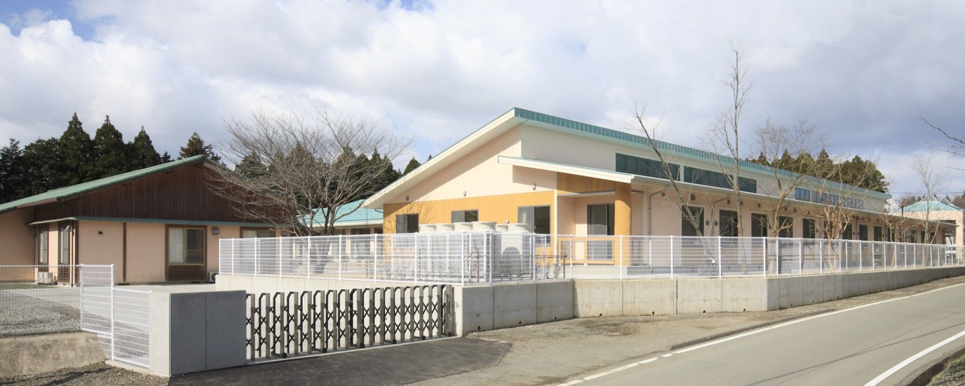 ゆったりとした施設外観