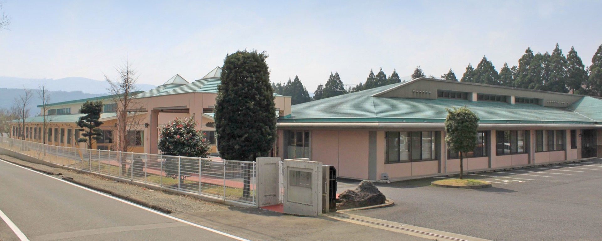 広々とした施設の外観
