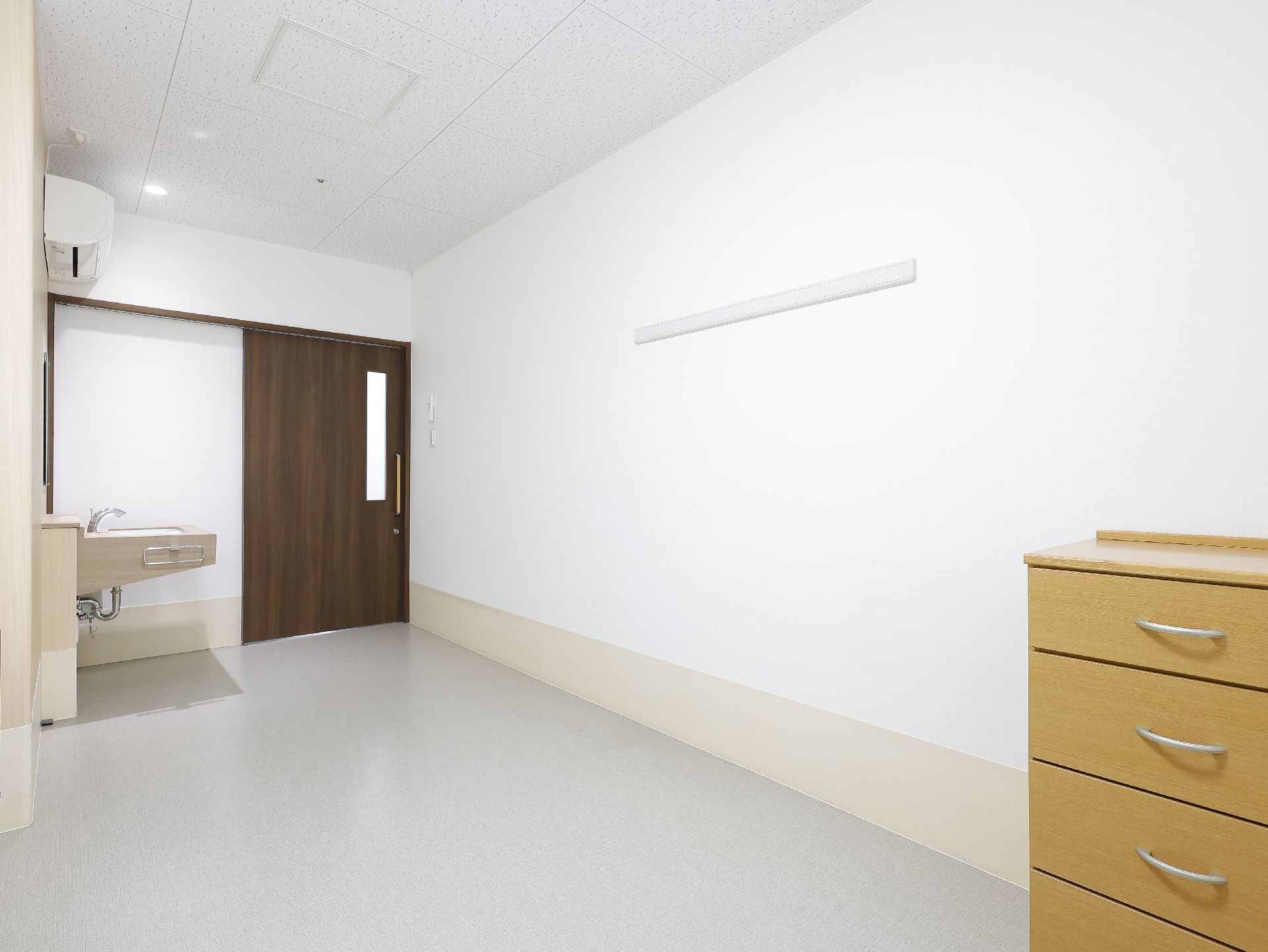 介護ベッドや家具が置かれた、面積の広い居室