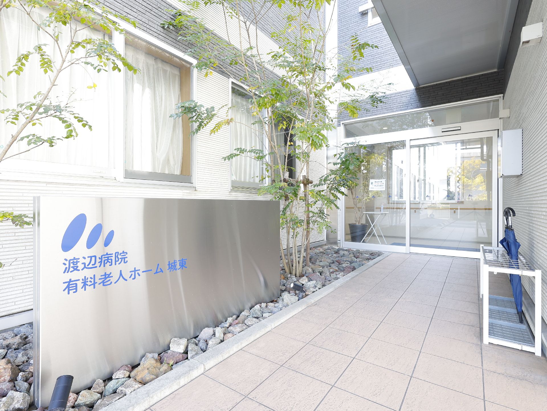 転倒のリスク防止でマットが引いてある介護施設の玄関