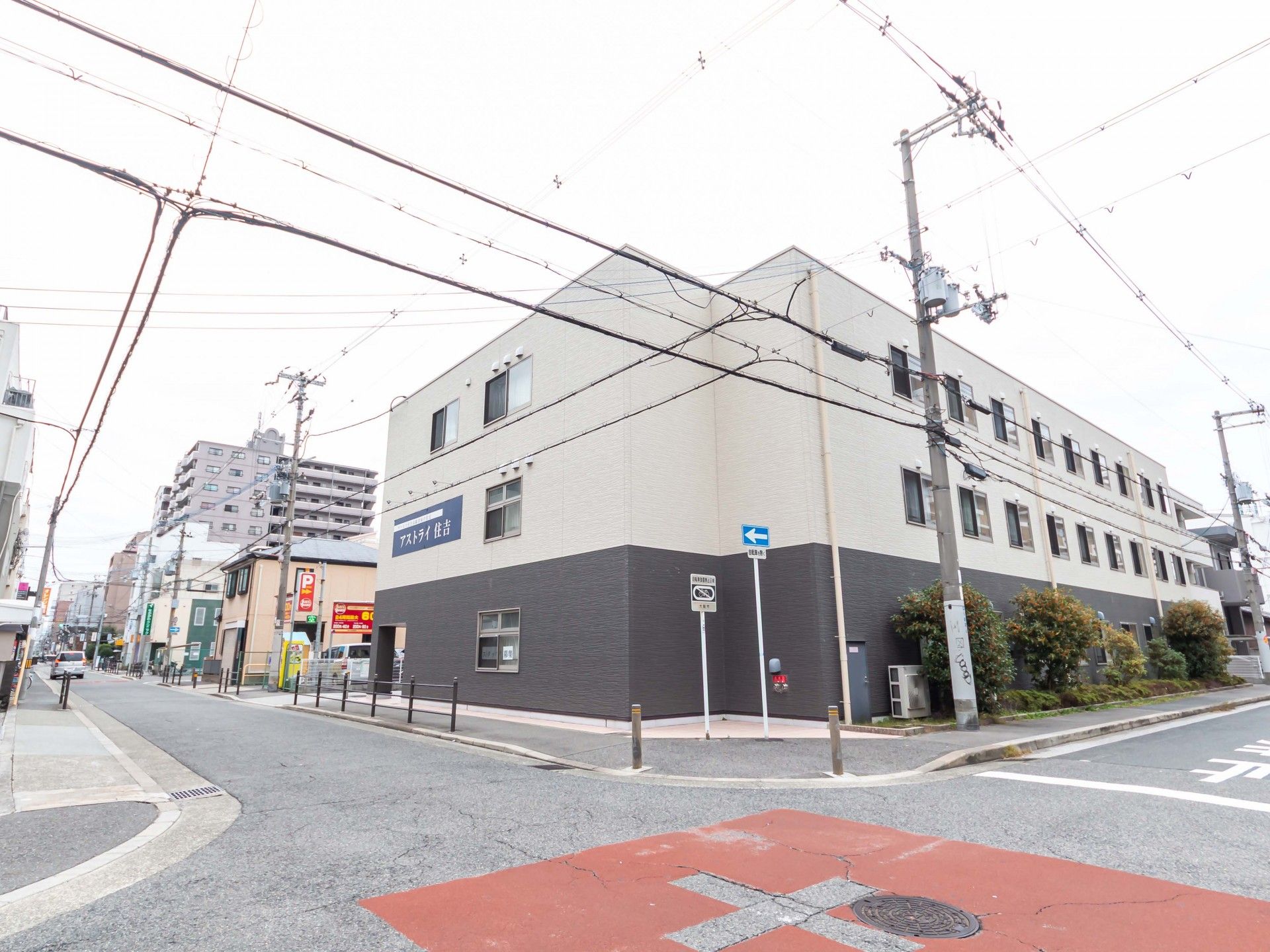 交差点に面した建物