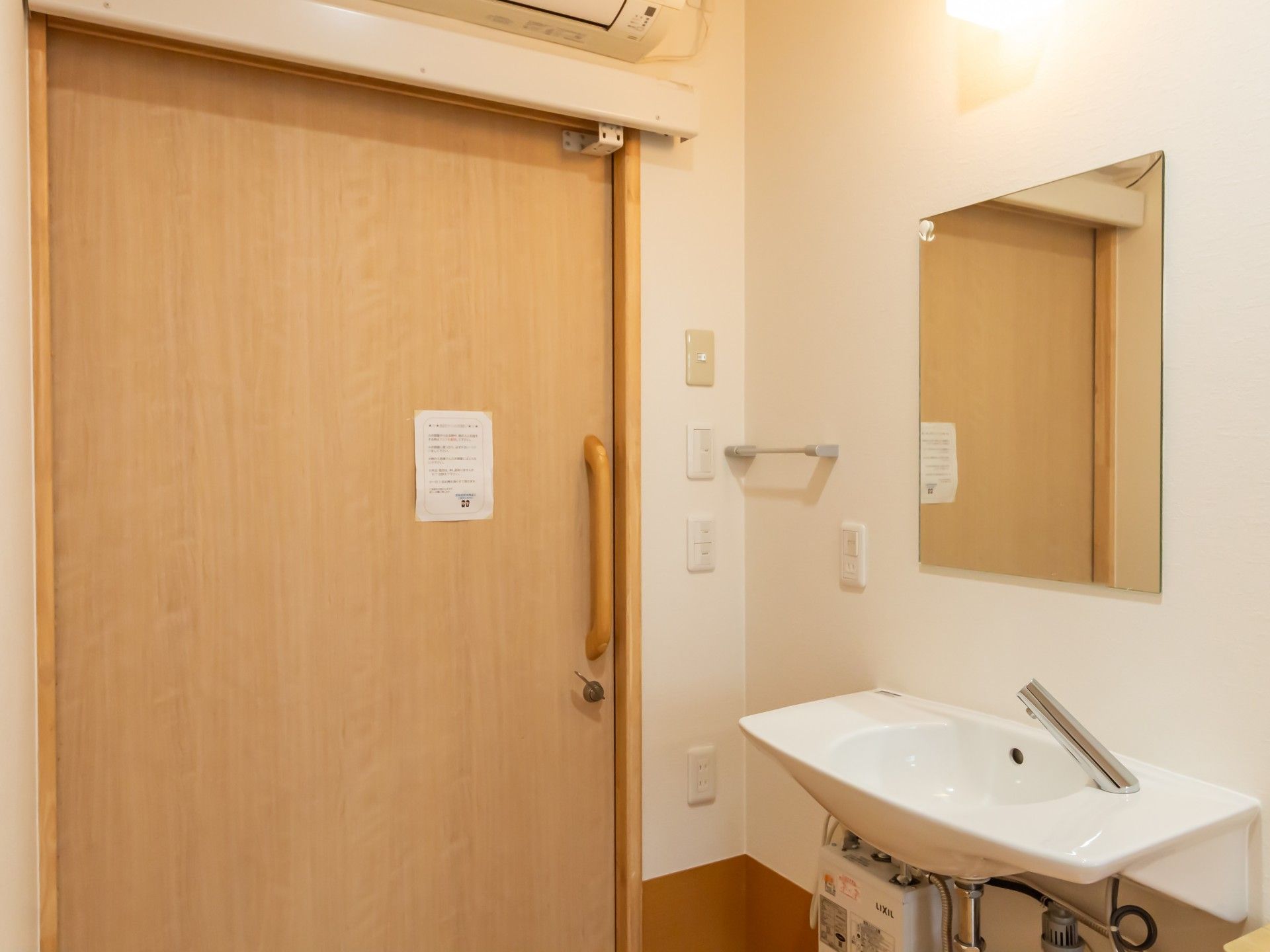 洗面台と木製ドアの空間