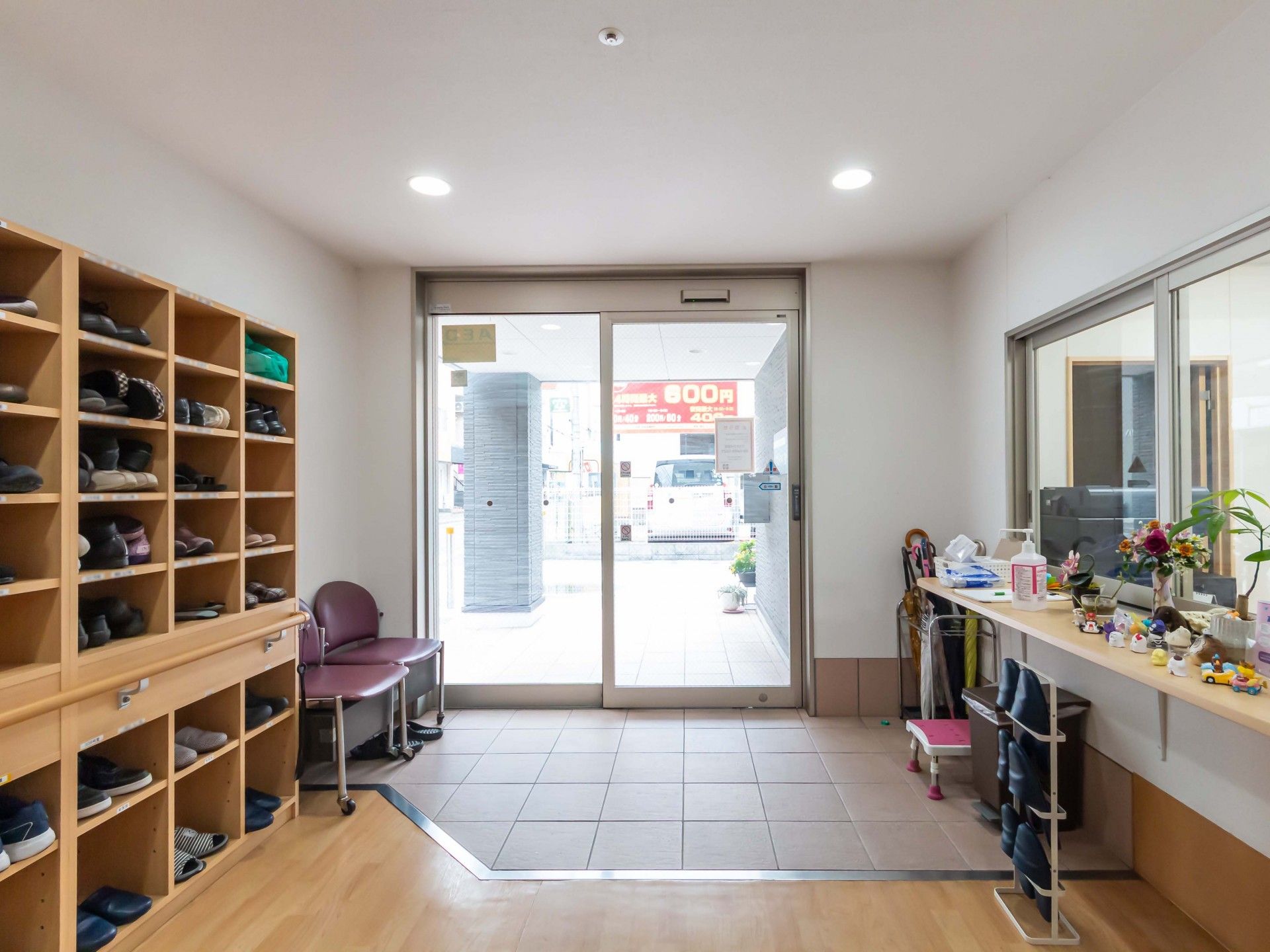 靴棚と出入口の風景