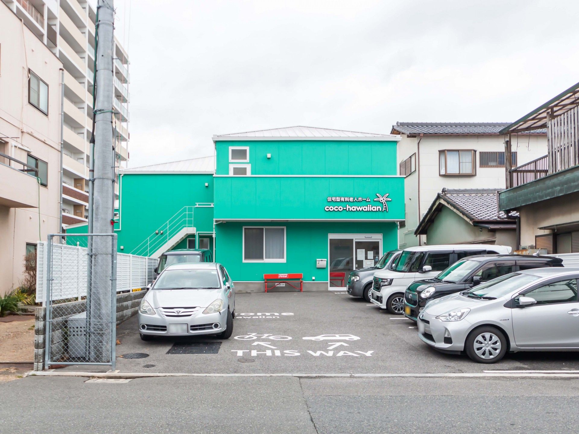 緑色の建物正面入口