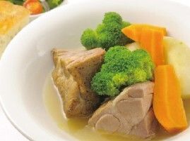 ブロッコリーと人参と肉の入ったポトフ