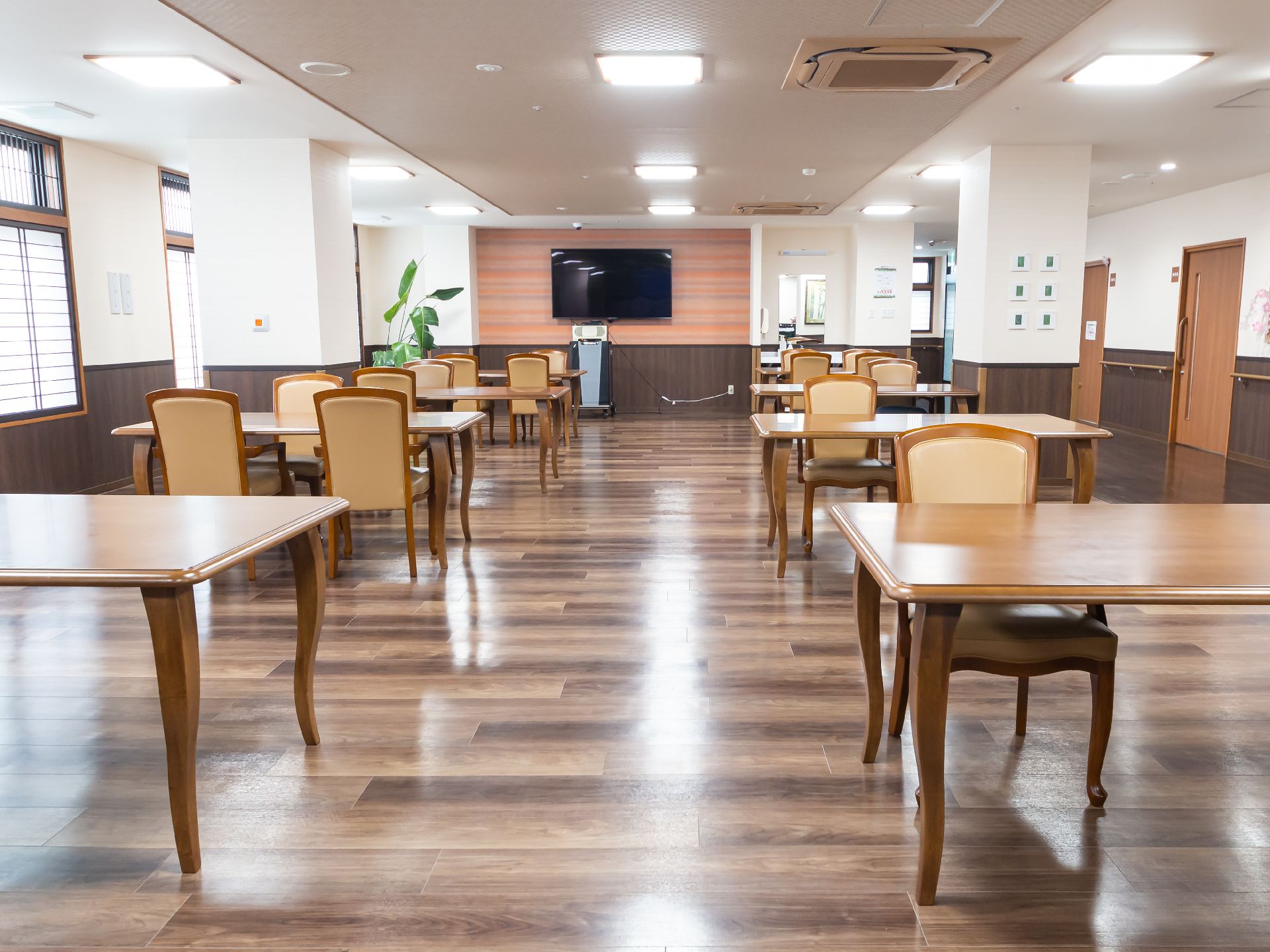 テーブルと椅子が複数置かれている共有スペース