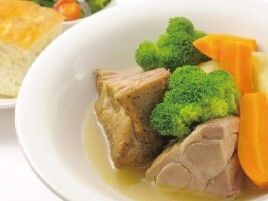 ブロッコリーと人参と肉の入ったスープ