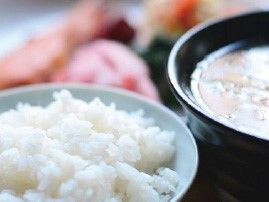 器に盛り付けたごはんと味噌汁