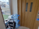 明るいエントランスの屋内景色
