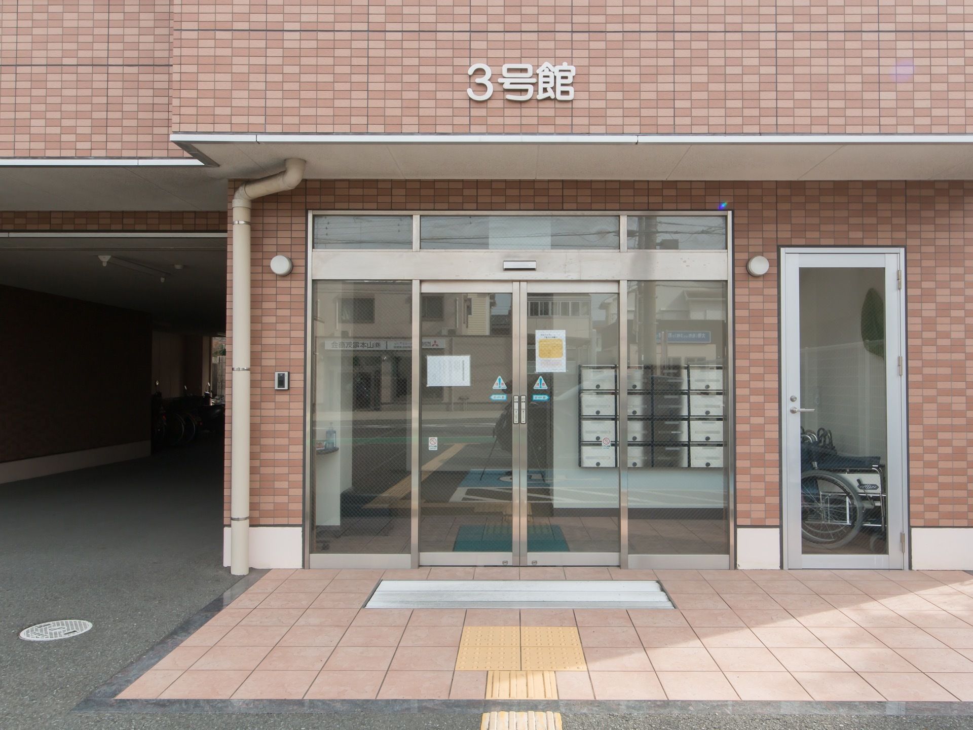 エントランスの通路は安全対策として、点字ブロックが設置されている。舗装して段差をなくしてあるので、車椅子や歩行器でも安心して通行できる。