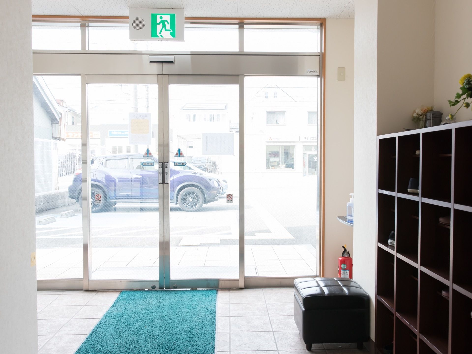 エントランスのガラスドアから日の光が入り、室内は明るく居心地の良い雰囲気。通路を広く空けて、安全に移動できるようにしてある。