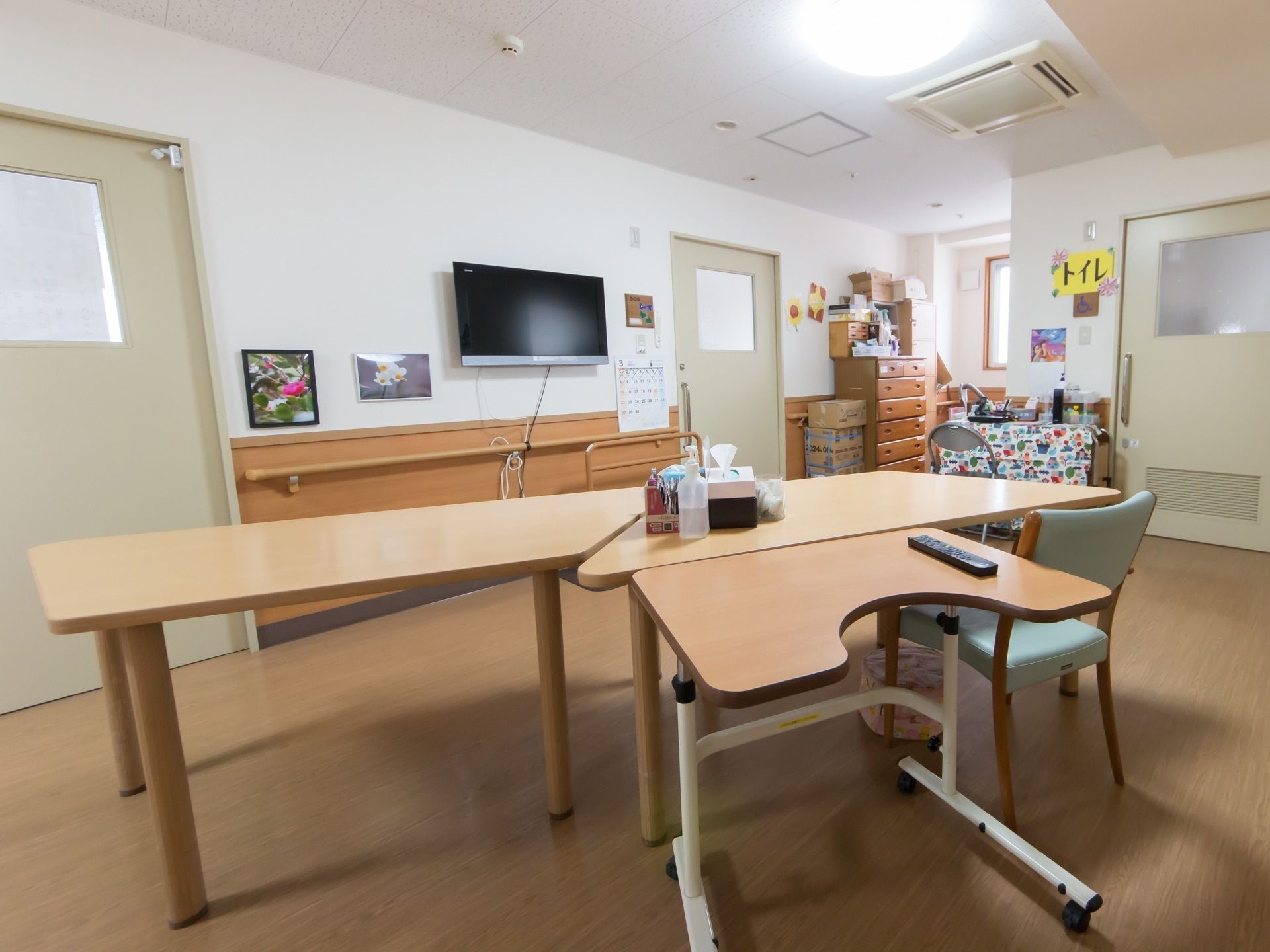 食堂は各フロアに設置され、居室からも近い。入居者の負担を最小限になるように、機能的にデザインされている。