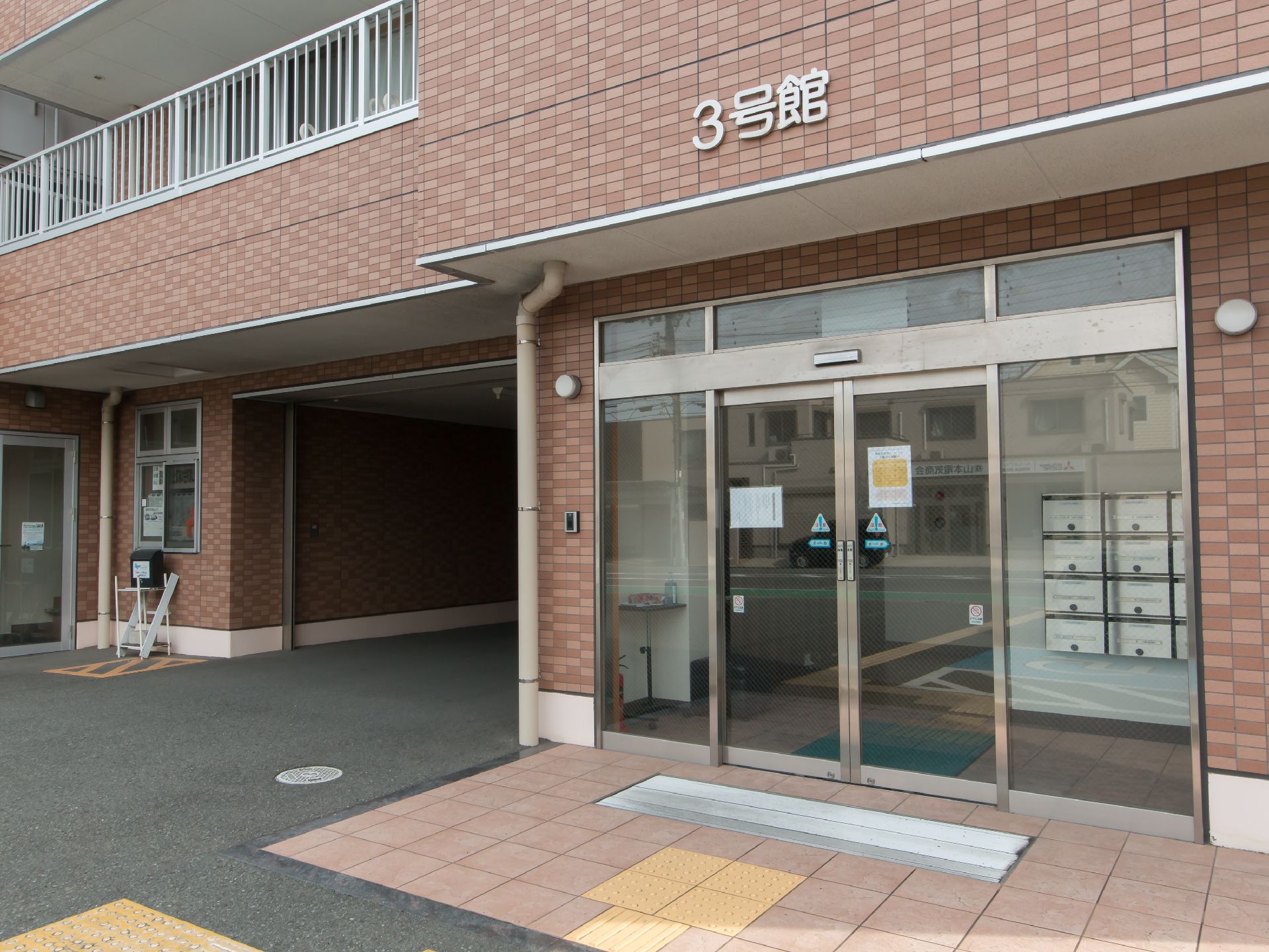 ５階建ての建物は一見高齢者向けの施設に見えないブラウンの外観でベランダもある。