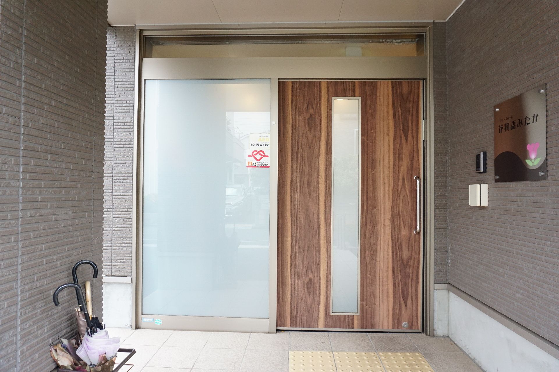 段差がすべて解消されていて、ドアが引き戸になっている玄関
