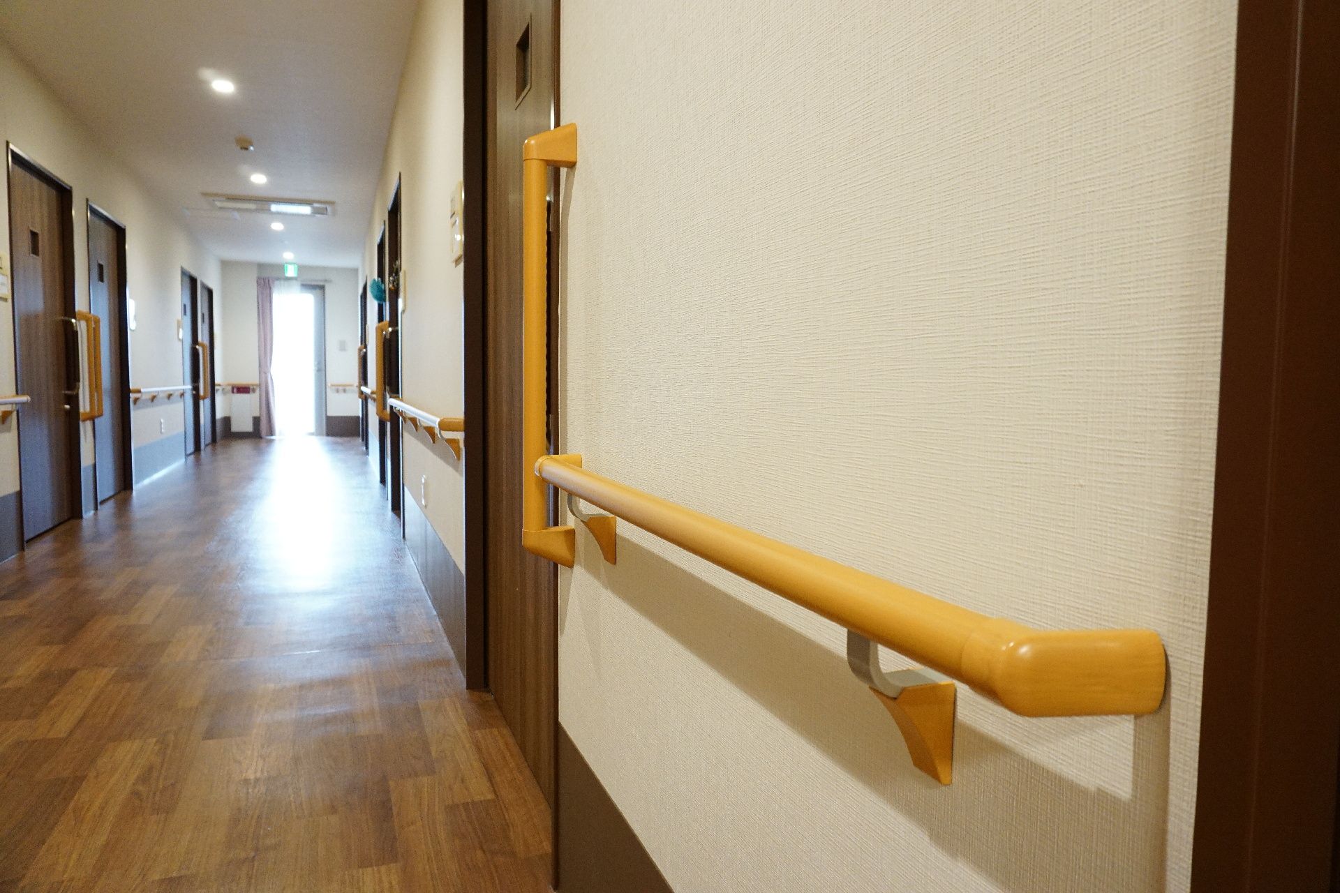 バリアフリー化されていて、段差がなく手すりが設置されている廊下