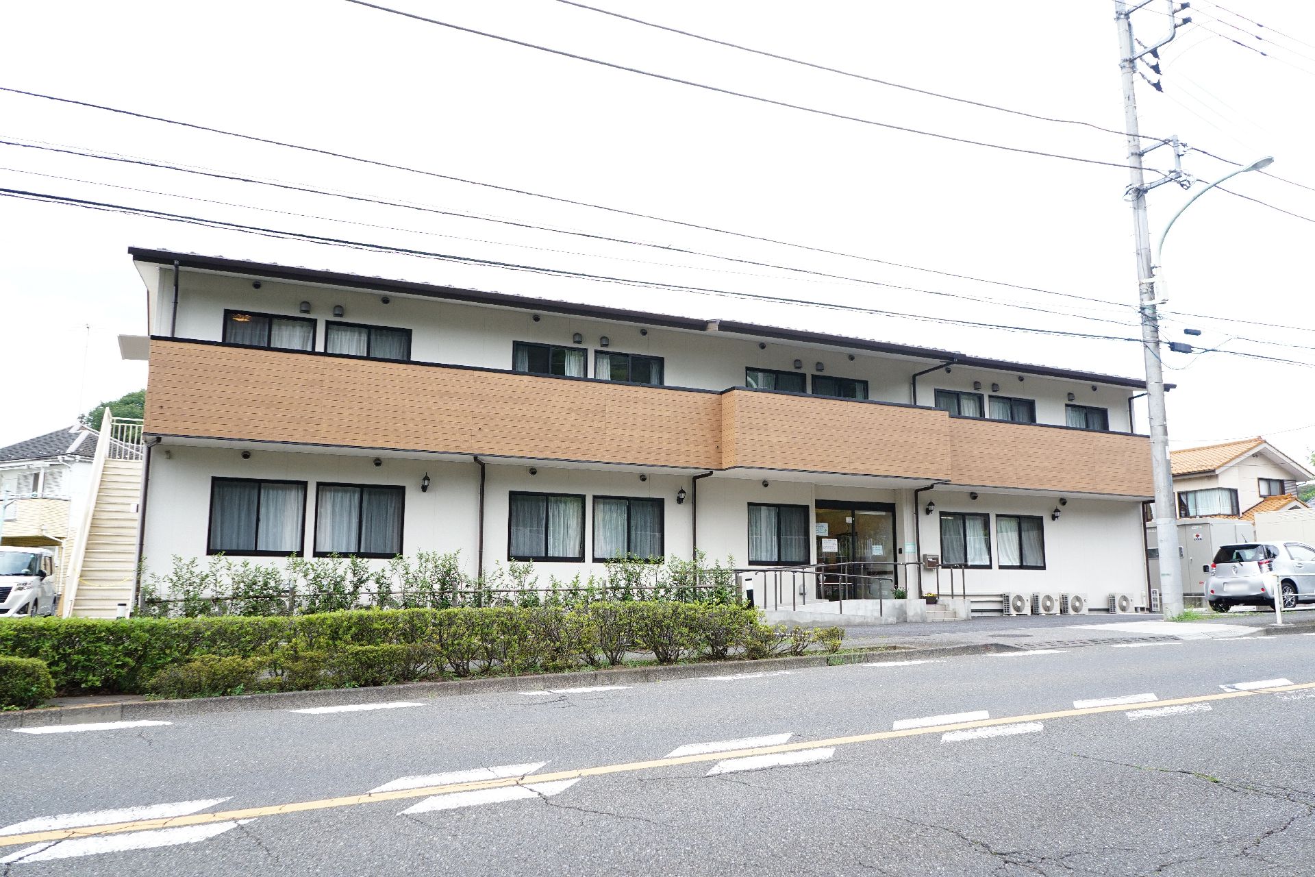 居室とベランダの位置がわかる、色合いに温かみがある外観