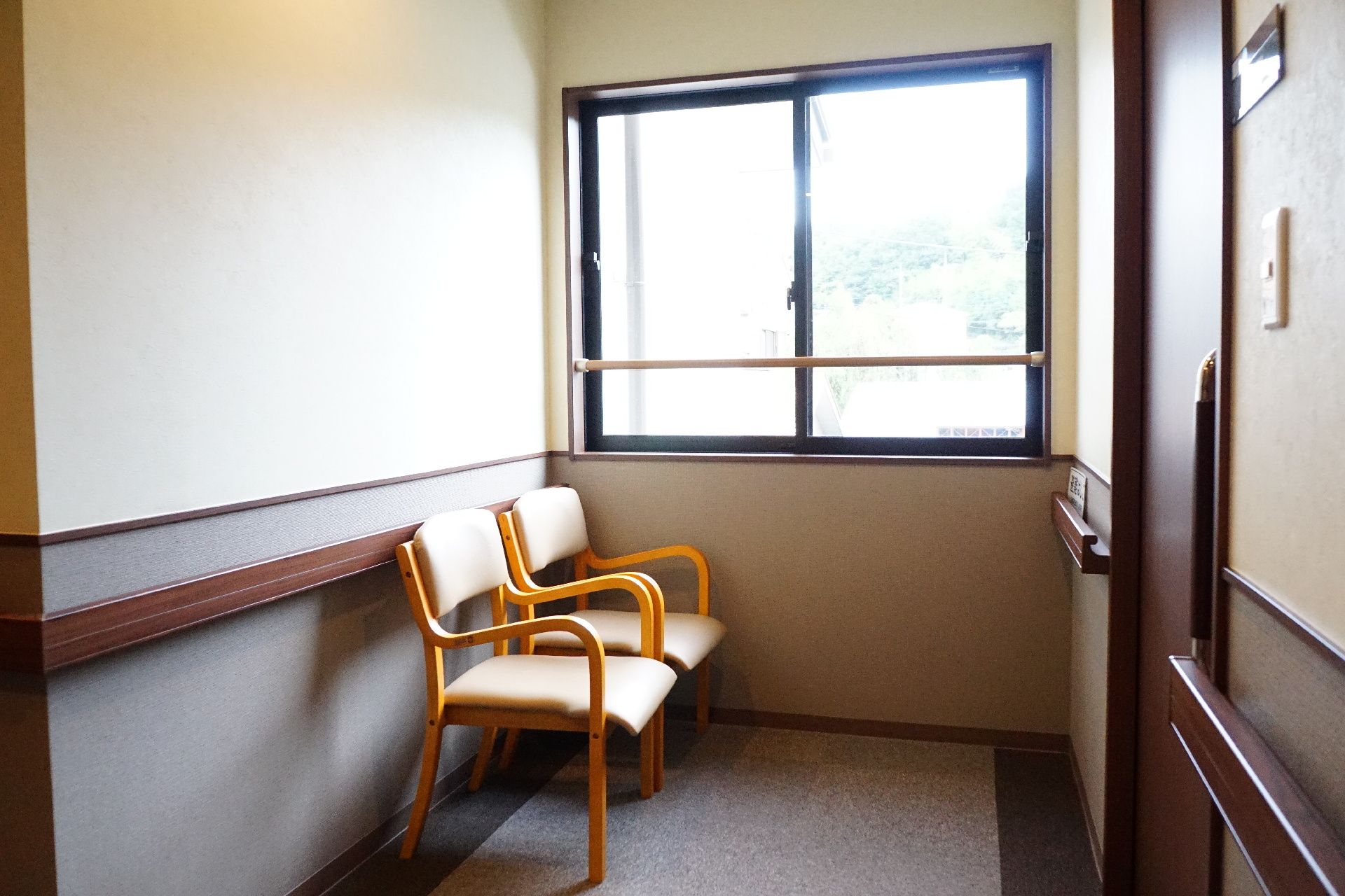 廊下を歩いている入居者が休憩できるように、椅子が置かれているスペース