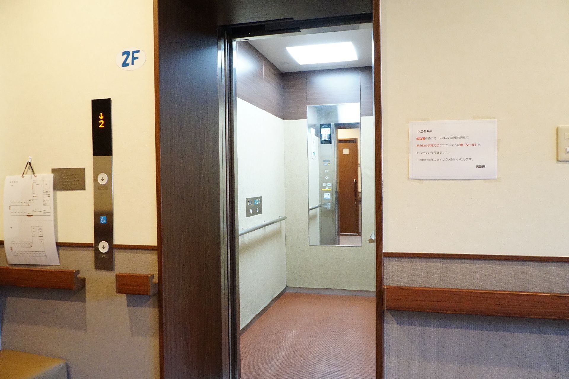 乗降口まで手すりが行き渡り、中にも手すりが付いているエレベーター