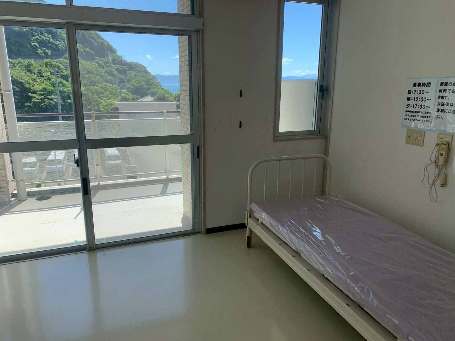 窓際のベッドと景色